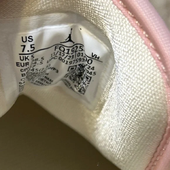 Nike Women's Air Jordan Cream/Pink Sneakers 7.5 - Picture 8 of 8